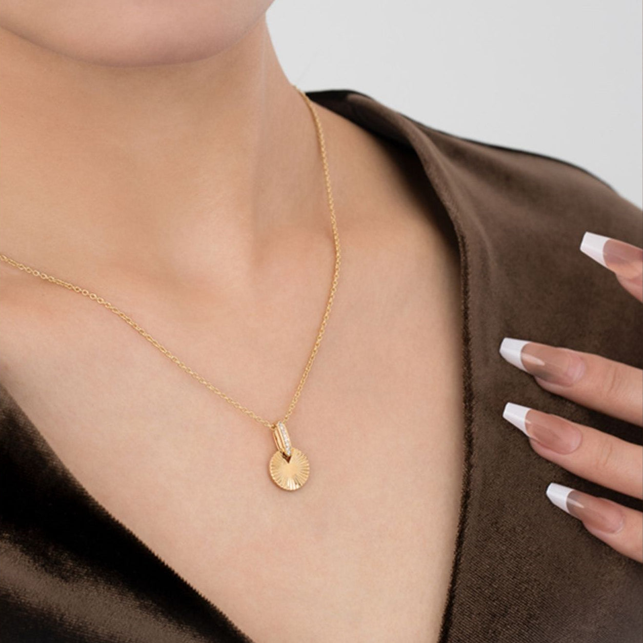 Vintage Gold Round Medallion Necklace – Light Luxury Retro Pendant