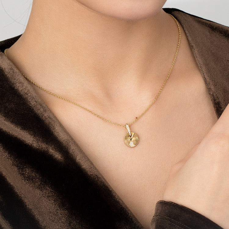 Vintage Gold Round Medallion Necklace – Light Luxury Retro Pendant