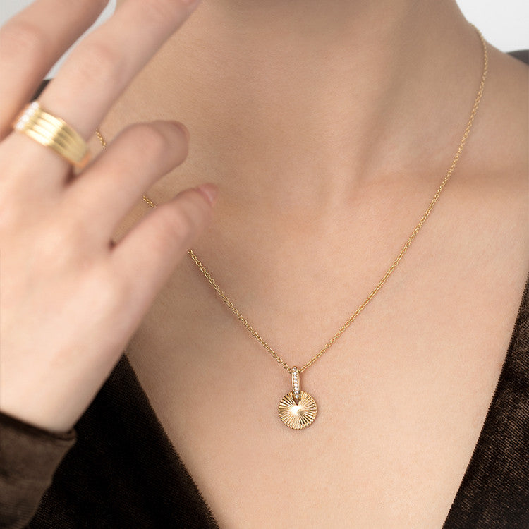 Vintage Gold Round Medallion Necklace – Light Luxury Retro Pendant
