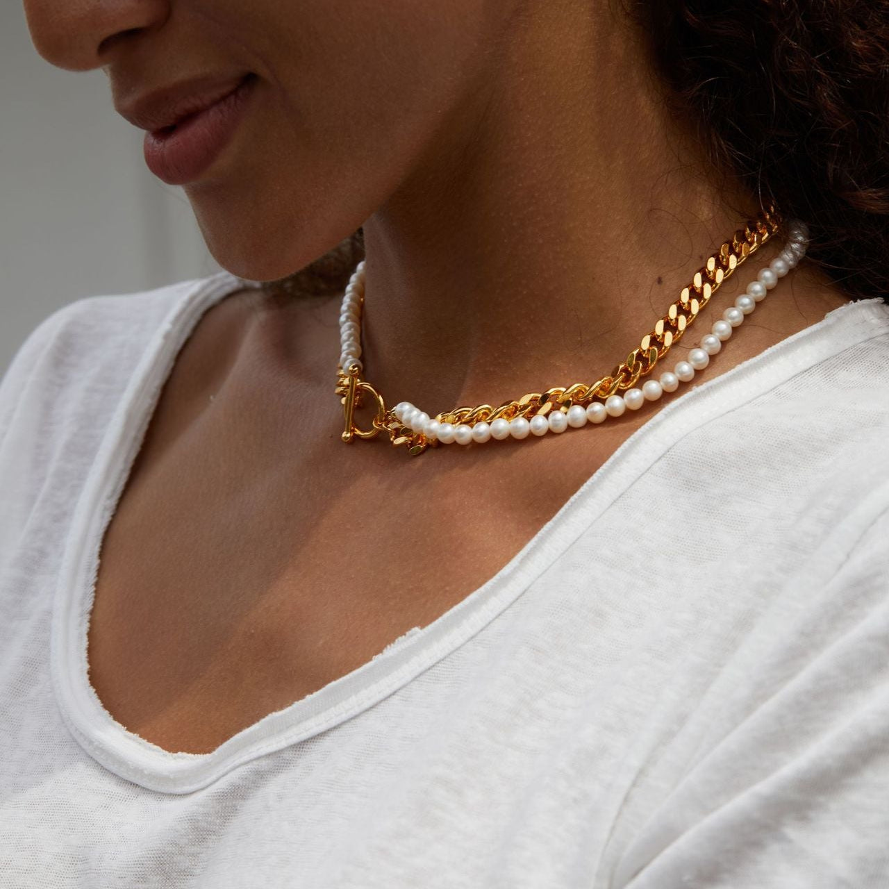 Double-Layer Freshwater Pearl & Cuban Link Necklace – Gold-Plated Modern Elegance