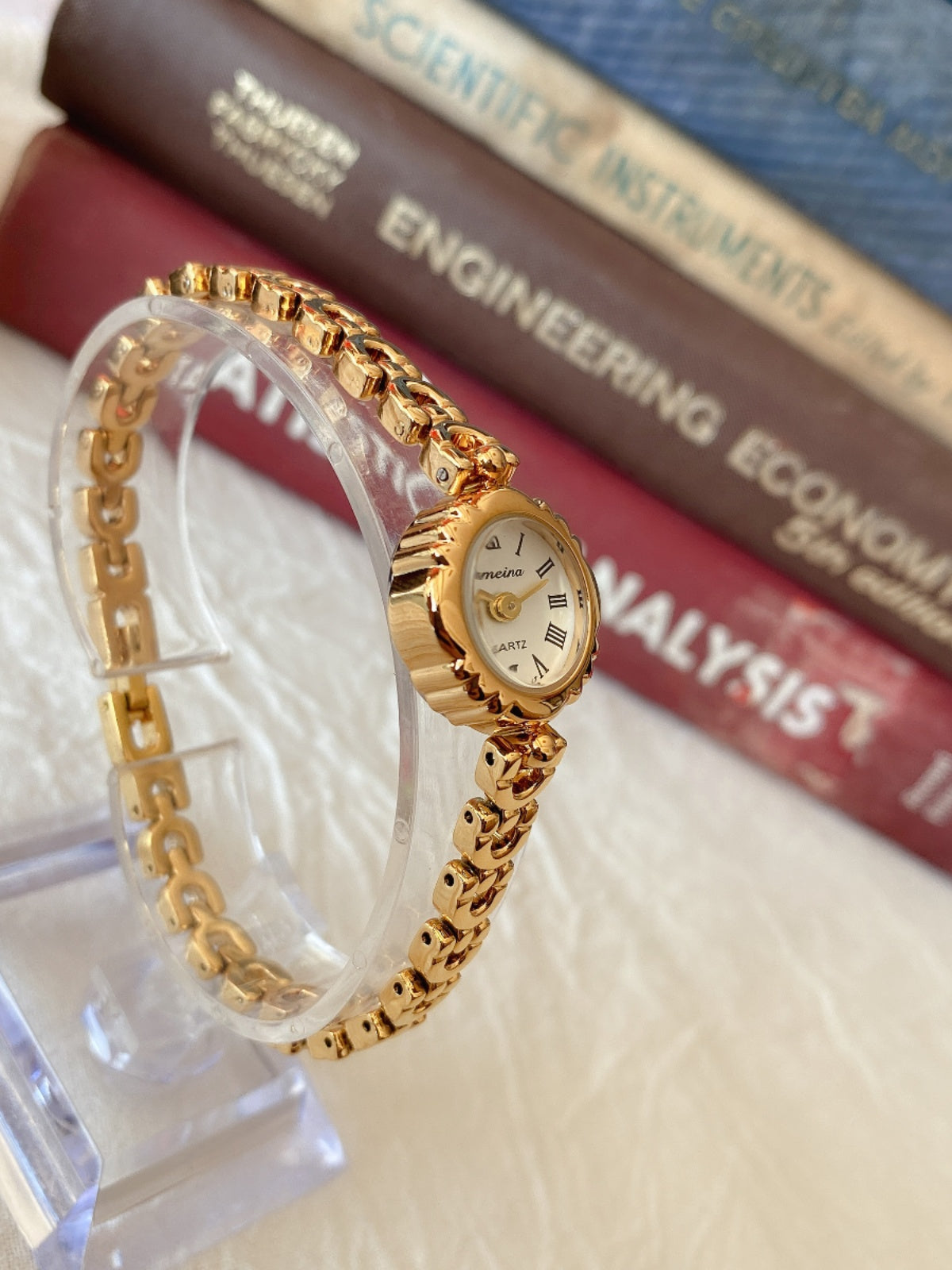 Retro Bracelet-Inspired Quartz Watch – Elegant Everyday Style