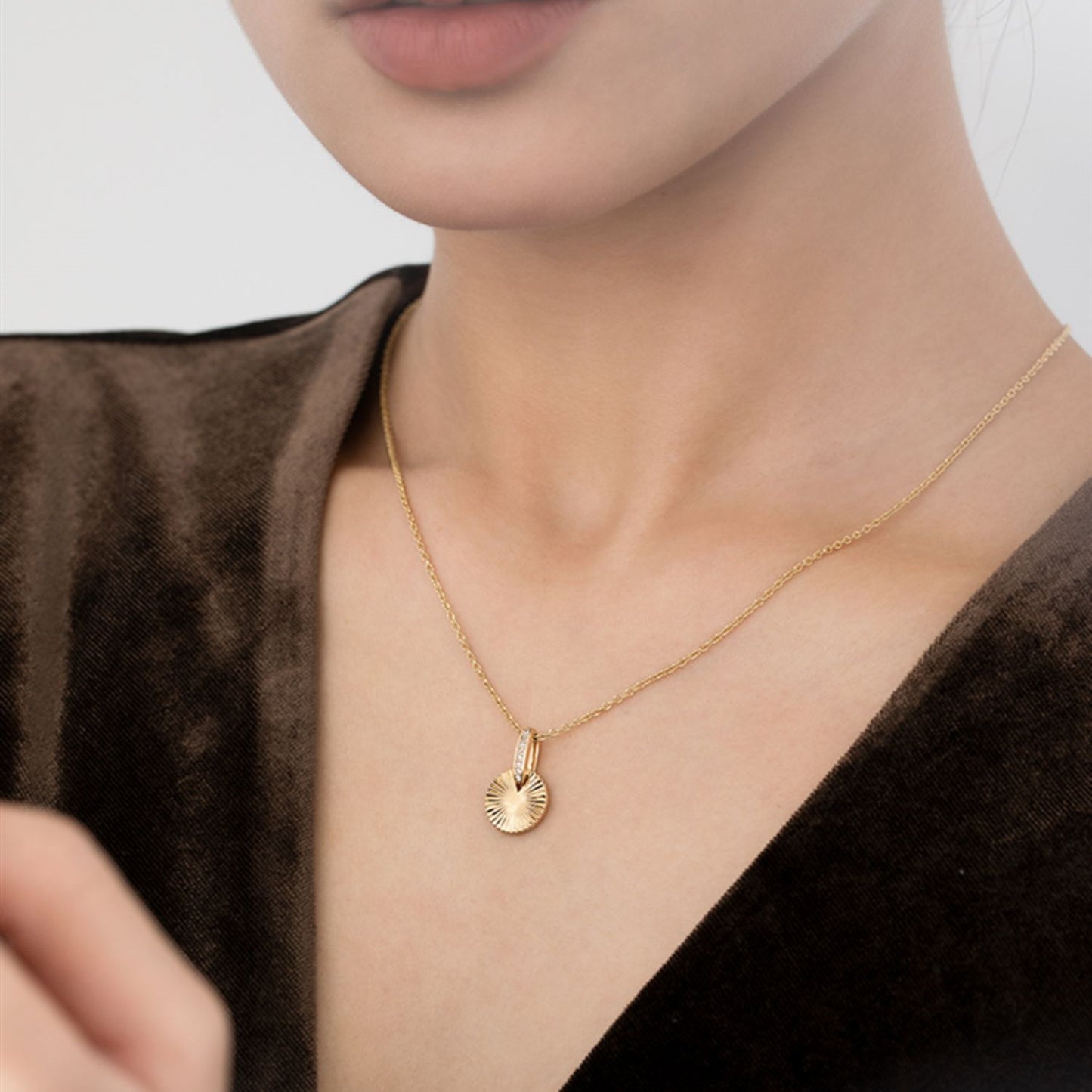 Vintage Gold Round Medallion Necklace – Light Luxury Retro Pendant