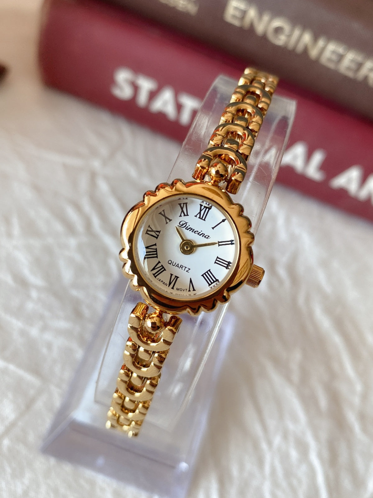 Retro Bracelet-Inspired Quartz Watch – Elegant Everyday Style