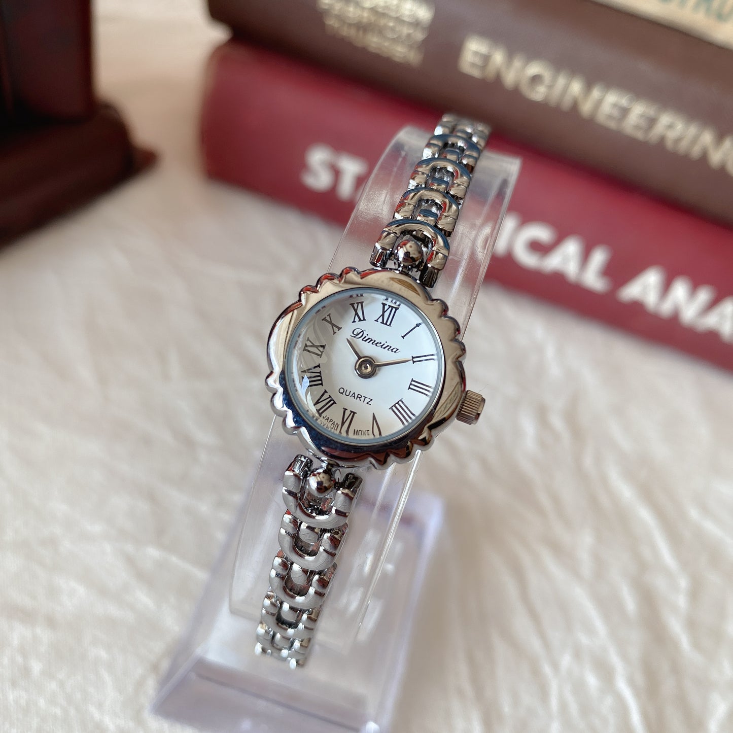 Retro Bracelet-Inspired Quartz Watch – Elegant Everyday Style