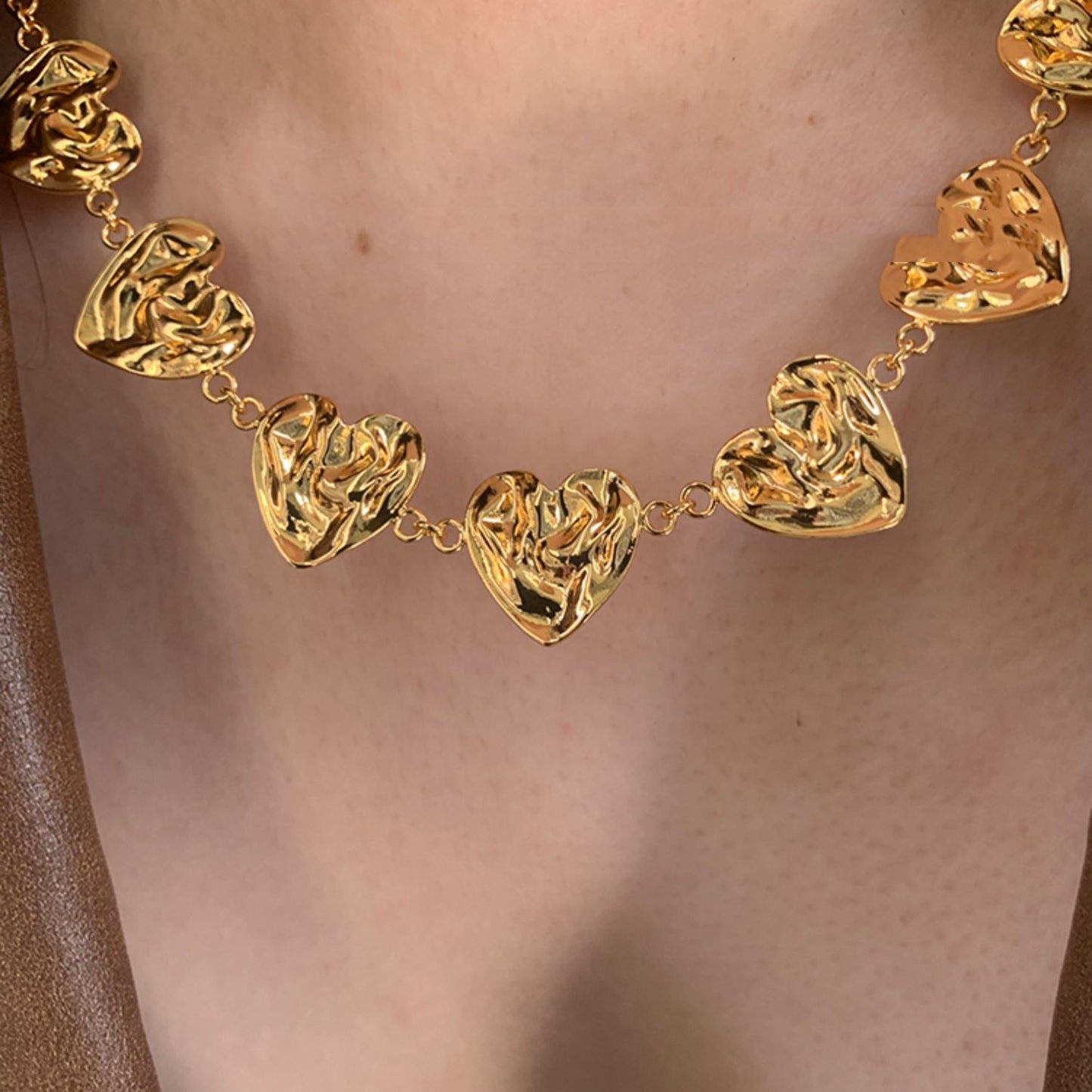Gold Textured Heart Charm Clavicle Necklace – Elegant Love Chain