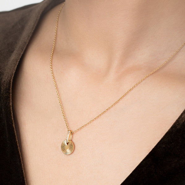 Vintage Gold Round Medallion Necklace – Light Luxury Retro Pendant